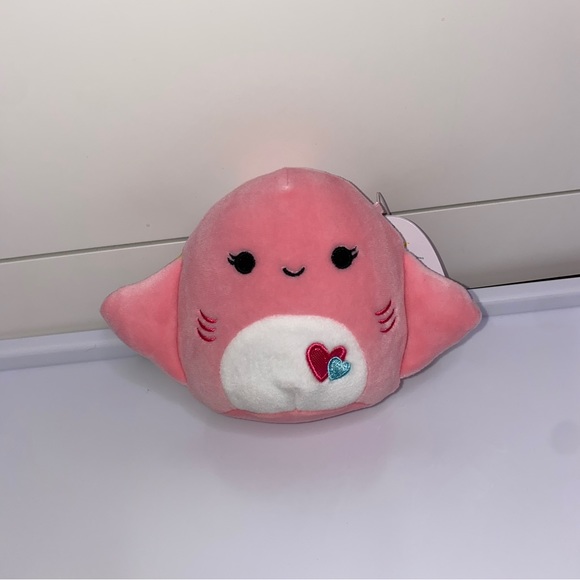 Valentines Squishmallow Saxa the Stingray 4” - Picture 2 of 10